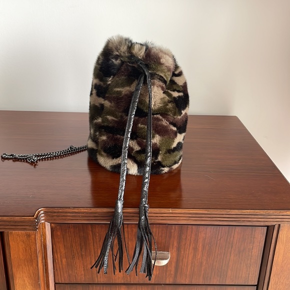 BNW JOCELYN CAMOUFLAGE RABBIT FUR BUCKET PURSE - Picture 2 of 7